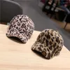 BERETS 2023 WINTER WOMEN LEOPARD BEANIE HATS PEAKED CAP WARMER LADIESのファッションプリントニットスカルキャップハット