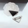 Kobiety Odwrócony trójkąt broszki projektant Pearl Pin Odzież marka metalowe broszki literowe Najwyższej jakości męskie damski garnitur ślub