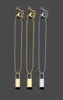 Полированный браслет из титановой стали Мужчины Женщины Любовь Дизайнерские браслеты Позолоченные 3 цвета Браслеты с замком V Буква с логотипом Fash3474484