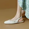 Sandały Zwięzły designerki Flats Kobiety 2024 Casual Comfort Skórzany kwadratowy palec palca Retro Plus w rozmiarze 40 białych mokasyna