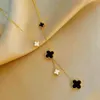 Titanium Steel Necklace Colorfast Black-White Double-Sided Four Leaf Clavicle Chain Kvinnlig Kvinnlig Simple Minority Temperament211y