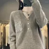 女性用セーターカシミアセーター女性Vネックボタンかぎ針編みのゆるい底がポケットスリムプルオーバーファッションで純粋にニット