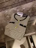 Bustiers Corsets Designer Brand 23SS Ny Style Stripe Metal Button Round Neck T-shirt Kvinnors långärmade bottenskjorta mångsidig smal passform topp 6mht