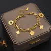 Charmarmband Snap Up Designer Bangle Four Leaf Clover Charm Bangle Elegant Fashion 18K Gold Agate Shell Chain Fashion Födelsedagsfest