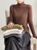 Minimalistyczny na wpół wysoki szyi Sweetek dla kobiet z zimowym sensem projektowym, guziki w górę Slim Fit Sweter z długim rękawem