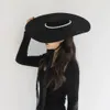 Fedora hoed Vintage hoge hoed met grote rand unisex parel zwart rode hoed stevige hoed herfst winter klassieke elegante Panama hoed Catwalk 231225