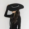 Fedora Hat Vintage 대형 브리마 대장 모자 유엔 진주 검은 색 빨간 모자 단단한 모자 가을 겨울 클래식 우아한 파나마 모자 캣워크 231225