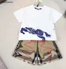 New Kids Tracksuit Baby Suit Size 100-150 Designer Kort ärm T-shirt och flerfärgade shorts Multi Color