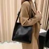 Qualité femmes fourre-tout sacs en cuir brillant Shopper sac à bandoulière rétro grande capacité Shopping luxe concepteur sac à main dame 231226