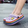 Flops meisje casual strandschoenen dikke niet -slip gat slippers cartoon regenboog tuin sandalen verstopt vrouwen platte glijbanen huis flip flop