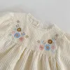 Flickaklänningar Autumn Spring European American Style Baby Party Dress Corduroy Flow Embroidery Barn Princess Barn kläder