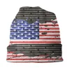 Baskenmützen, dünne Mützen, Strickmütze, Herbst-Grunge-amerikanische Flagge, Backsteinmauer, Beanie-Mütze, lässig