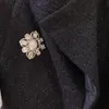 Broche de créateur de bonne qualité, incrustation de diamant, broches de perles, lettre de marque, bijoux en cuivre plaqué or, Voguish, cadeau de fête de mariage, costume, accessoires de pull