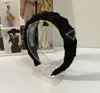 ブランドロゴスモールブレードヘッドバンドInstafamous Hairband卸売逆三角形のシンプルな広いヘアアクセサリー