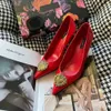 2024 Luxury Sandale Femmes Robe Pompes avec ramiage boucle en métal DC-shoes Nicole Pump Patent Cuir pointu Point Lady High Heels Love and Bow