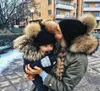 Mode föräldrakåpor söta spädbarn baby pompon vinter hatt dubbel päls boll hatt mamma barn varm stickad hatt nyfödd mössa cap x82477007