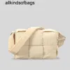 Women Crossbody Bag Cassettes Bottegvenetas Woven Sheepskin 7a Leather Womens mångsidig höst- och vinter nylon med klipp en axel diagonal nisch flip d