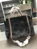 På språng mm vinter tygväska designer broderade väskor lambwool bomull vadderad crossbody väska lyxiga puffy topphandtag handväskor mode transport axelväska