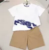 New Kids Tracksuit Baby Suit Size 100-150 Designer Kort ärm T-shirt och flerfärgade shorts Multi Color