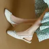 Sandały Zwięzły designerki Flats Kobiety 2024 Casual Comfort Skórzany kwadratowy palec palca Retro Plus w rozmiarze 40 białych mokasyna