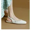 Sandały Zwięzły designerki Flats Kobiety 2024 Casual Comfort Skórzany kwadratowy palec palca Retro Plus w rozmiarze 40 białych mokasyna