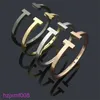 2DDK Bracelets de charme 2023 Marque de luxe T Bracelet Mode Couple Manchette en acier titane de haute qualité Bijoux de créateurs en or 18 carats