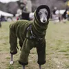 Odzież dla psa zima sziurek wysoka kurtka dla zwierząt domowa Obrzucanie głowy Grubość i ciepłe cztery nogi długie rękawie wiatraka