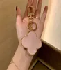 Tasarımcı Fourleaf Keychain Lucky Clover Araba Ana Zincir Yüzük Aksesuarlar Moda Pu Deri Anahtar Toka Erkekler için Kadınlar Asma 5661588