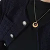 Klassisk designer hänge halsband lyxiga kärlek smycken rostfritt stål guldpläterad gåva halsband korrekt märke logotyp lång kedja lådförpackning