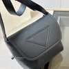 Fashion Re Nylon Vacellotriangle en relief en relief sacs de luxe sacs de crampe masculins sacs de messager de haute qualité tailles 25 * 23cm