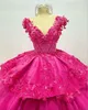 2024 seksowne sukienki Quinceanera Fucsia CAP rękawy v szyja 3D kwiaty kwiatowe kryształowe koraliki tiul peplum Sweet 16 sukienka Vestidos de 15 Prezenta