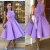 Lätt Purple High Neck Homecoming Dresses STEVELESS LACE SATIN TEA-LÄNGD Kort parti Prom Gown-applikationer Custom MDAE 231227