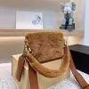 Vinterdesigner Clutch Tote Bag Man Luxurys axelväskor Furry Hobo Totes Men mode läderväska rese lady klaff handväska
