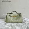 Borse Bottegaaveneta Borse Andiamos Borsa da donna classica in stile Andiamo Old Money realizzata in vera pelle con intreccio di bottoni ottagonali di alta qualità e La