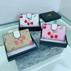 20% rabattdesignväska Ny Camellia Blossom Cardamom Kort stil Wallet Women's Handheld Väska med låda