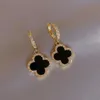 Boucles d'oreilles de créateurs simples Boucles d'oreilles trèfle à quatre feuilles pour femmes seniors classiques petites boucles d'oreilles vent parfumées nouvelles boucles d'oreilles or 18 carats lumière flash de luxe boucles d'oreilles unisexes