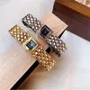 Relógios de pulso 2023 relógio feminino retro simples quartzo quadrado mostrador único personalidade diamante padrão banda ouro