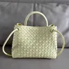 Botte Venetas Small Andiamo Totes sacs Sac de poignée supérieure Small Design Metal Corde boucle en cuir authentique Sac fourre-tout