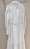 Sukienki swobodne Ramie Long Sukienka 2023 W stylu jesiennym kobiety Turn-Down kołnierz koronkowy haft haftowy patchwork z paskiem biały maxi