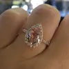 Vecalon Luxe Vrouwelijke Grote Roze Stenen Ring Mode Rose Gouden Sieraden Kristal Zirkoon Water Drop Ring Vintage Trouwringen Voor vrouwen228s