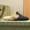 Designerskie buty wysokie g -rodzinne buty dla kobiet noszą na zewnątrz nogi królik płaska klamra konia pallowe kapcie Furry Slipper 1in7L