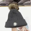 Vinterkåpor av hög kvalitet Hattar Kvinnor och män Beanies med riktig tvättbjörn päls Pompoms varm tjej cap Snapback Pompon Beanie5360220