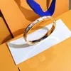 Nuevo estilo Pulseras Brazalete de mujer Joyería de diseño de lujo Chapado en oro de 18 quilates Amantes de la boda de acero inoxidable Brazaletes de regalo Accesorios W357q