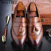 فستان أحذية Brogue Men Oxford الإيطالية العلامة التجارية الرسمية الأنيقة coiffeur الجلود الكلاسيكية الحجم الكبير spatu زلة على pria