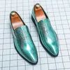 Klädskor mode 2024 loafers män gröna affärer casual mockasins pekade tå patent läder gentleman slip-on