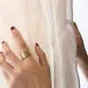 Anillos de lujo chapados en plata de acero inoxidable Logotipo de marca clásico Nueva moda Anillo de regalo de amor Diseñador Mujeres Anillo de bodas Caja de embalaje