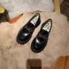 Nya ankomstdesigner skor äkta läderskorskor kvinnor brittisk stil tjockt sulade loafers kvinnor broderade bin rida spännen fotskor g skor zv3kl