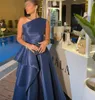 Elegantes dunkelblaues Abschlussball-Festzug-Kleid 2024 One-Shoulder-Rüschen Satin knöchellang Abendformelle Partykleider Vestido De Longo Robe De Soiree