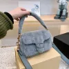Vinterdesigner Clutch Tote Bag Man Luxurys axelväskor Furry Hobo Totes Men mode läderväska rese lady klaff handväska