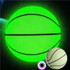 Gloeiende basketbal reflecterend speelgoed groene ballen nachtwedstrijd goed aangrijpend 231227